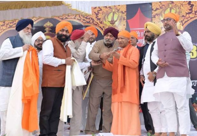 गुरुद्वारा पहुंचे मुख्यमंत्री याेगी