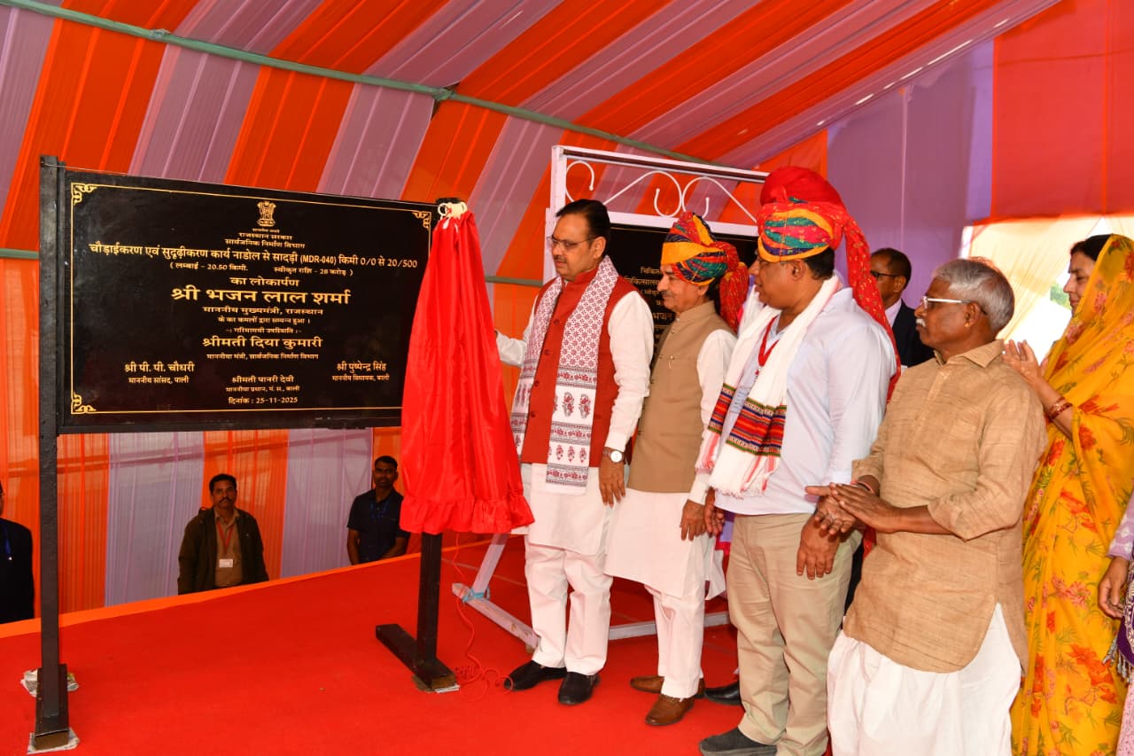 मुख्यमंत्री बाली (पाली) में 110 करोड़ रुपये से ज्यादा के विकास कार्यों का लोकार्पण एवं शिलान्यास करते हुए।