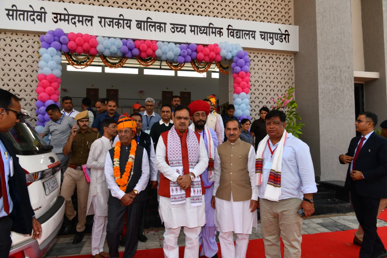 मुख्यमंत्री बाली (पाली) में 110 करोड़ रुपये से ज्यादा के विकास कार्यों का लोकार्पण एवं शिलान्यास करते हुए।