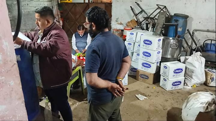बिना लाइसेंस चल रही मसाला फैक्ट्री में खाद्य कारोबार कराया गया बंद बिना लाइसेंस चल रही मसाला फैक्ट्री में खाद्य कारोबार कराया गया बंद