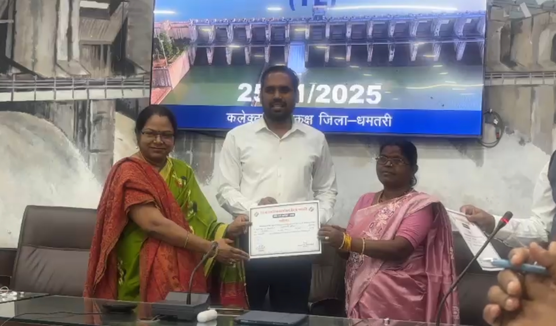 उत्कृष्ट कार्य करने वाले बीएलओ सम्मानित करते हुए कलेक्टर। उत्कृष्ट कार्य करने वाले बीएलओ सम्मानित करते हुए कलेक्टर।