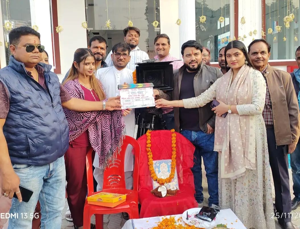 उद्घाटन के दौरान फ़िल्म के कलाकार उद्घाटन के दौरान फ़िल्म के कलाकार