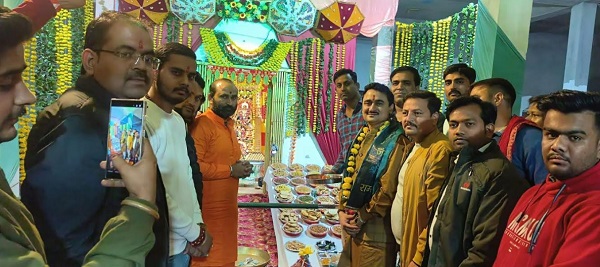 बने दूल्हा छवि देखो भगवान की, दुल्हन बनी सिया जानकी