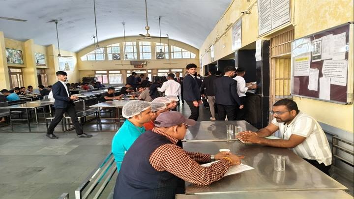 प्रतिष्ठानों का औचक निरीक्षण कर लिए नमूने प्रतिष्ठानों का औचक निरीक्षण कर लिए नमूने