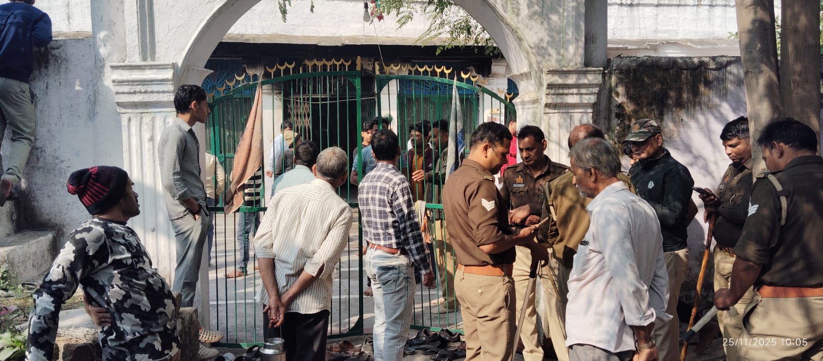 घटनास्थल की जांच करती पुलिस टीम।