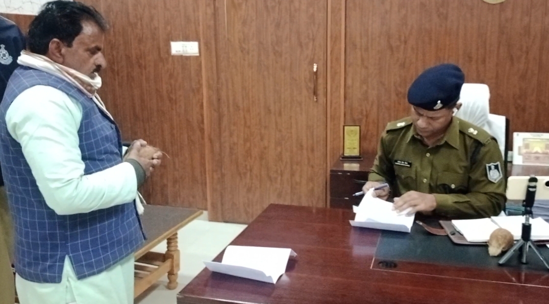 अशोकनगर: पैड भर हाथों में नारियाल लेकर अपनी फरियाद लेकर जन सुनवाई में पहुंचा शख्स