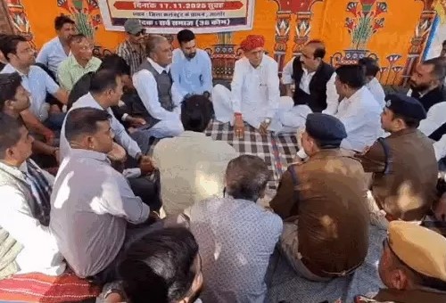 बेटे के हत्यारों की गिरफ्तारी की मांग को लेकर अनशन