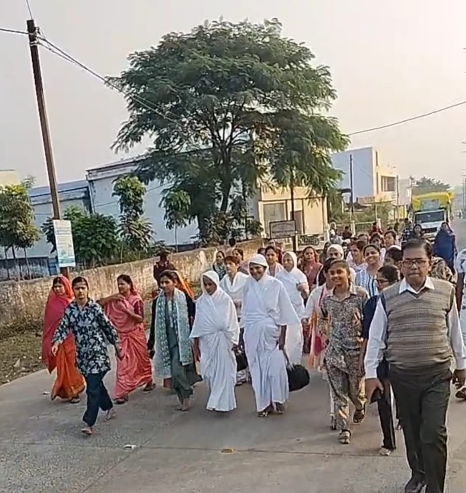 काेतमा नगर आगवन करती संघ की प्रमुख आर्यिकाएँ