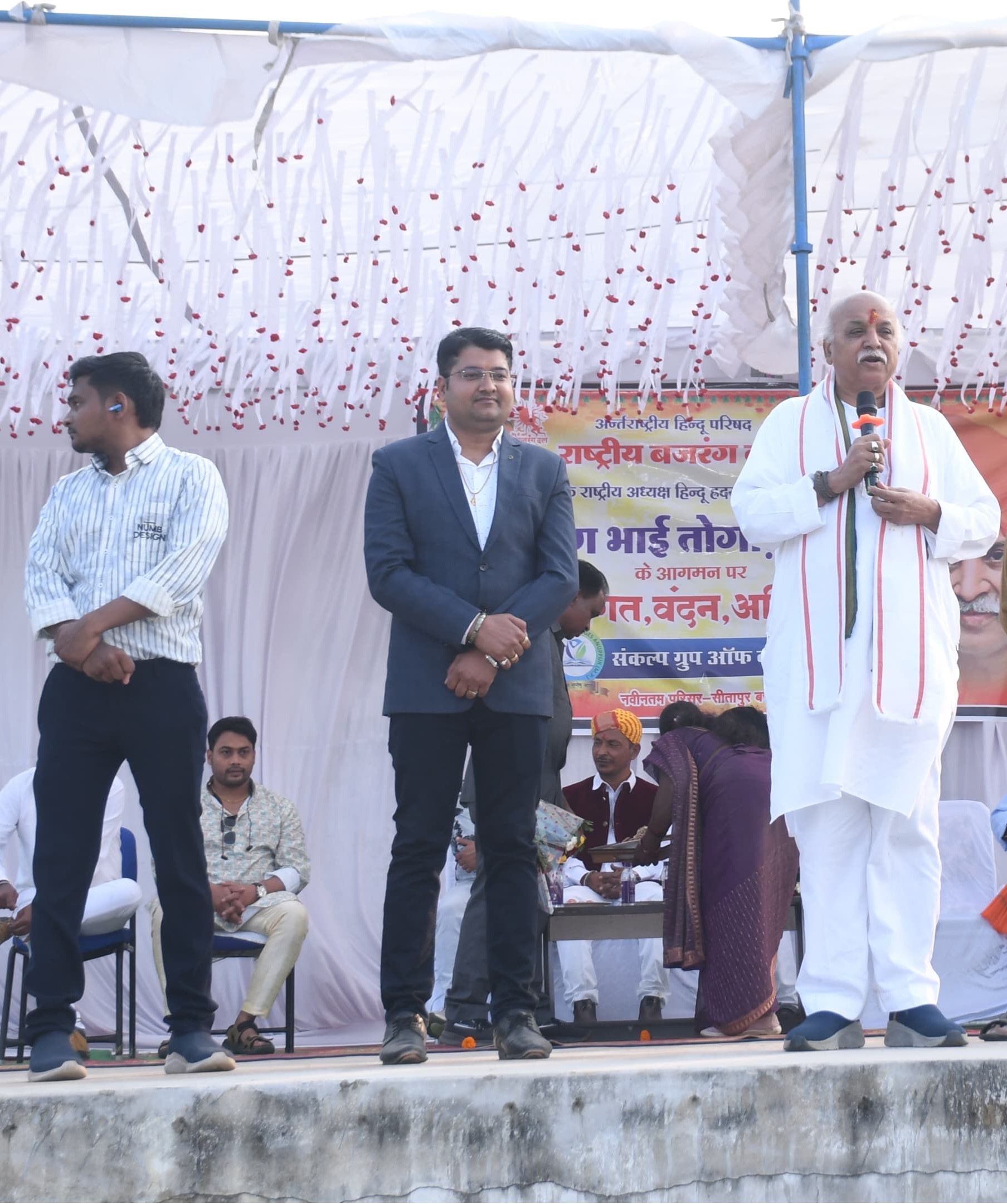 संबाेधित करते डा.प्रवीण तोगडिया