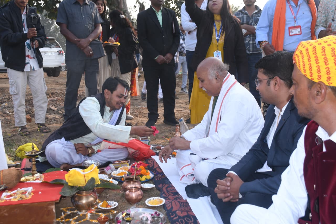 निर्माणाधीन संकल्प महाविद्यालय परिसर में श्रीराम मन्दिर निर्माण का भूमिपूजन करते हुए