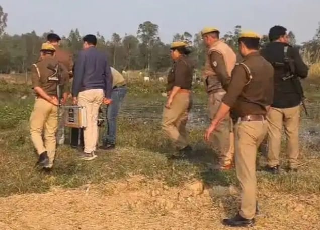 मौके पर जांच करते पुलिस कर्मी