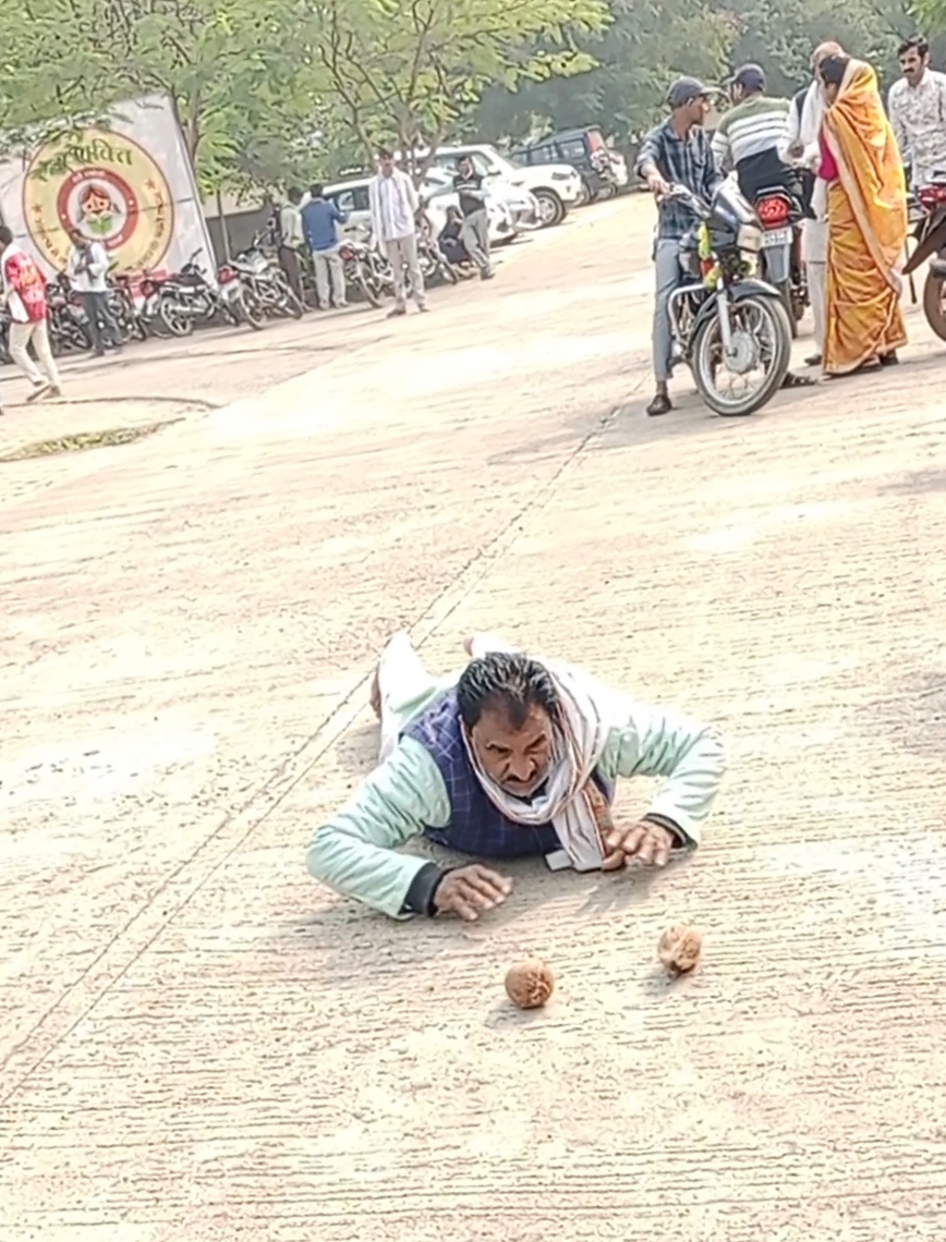 अशोकनगर: पैड भर हाथों में नारियाल लेकर अपनी फरियाद लेकर जन सुनवाई में पहुंचा शख्स