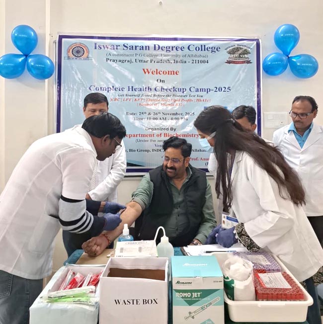 चेकअप कराते प्राचार्य