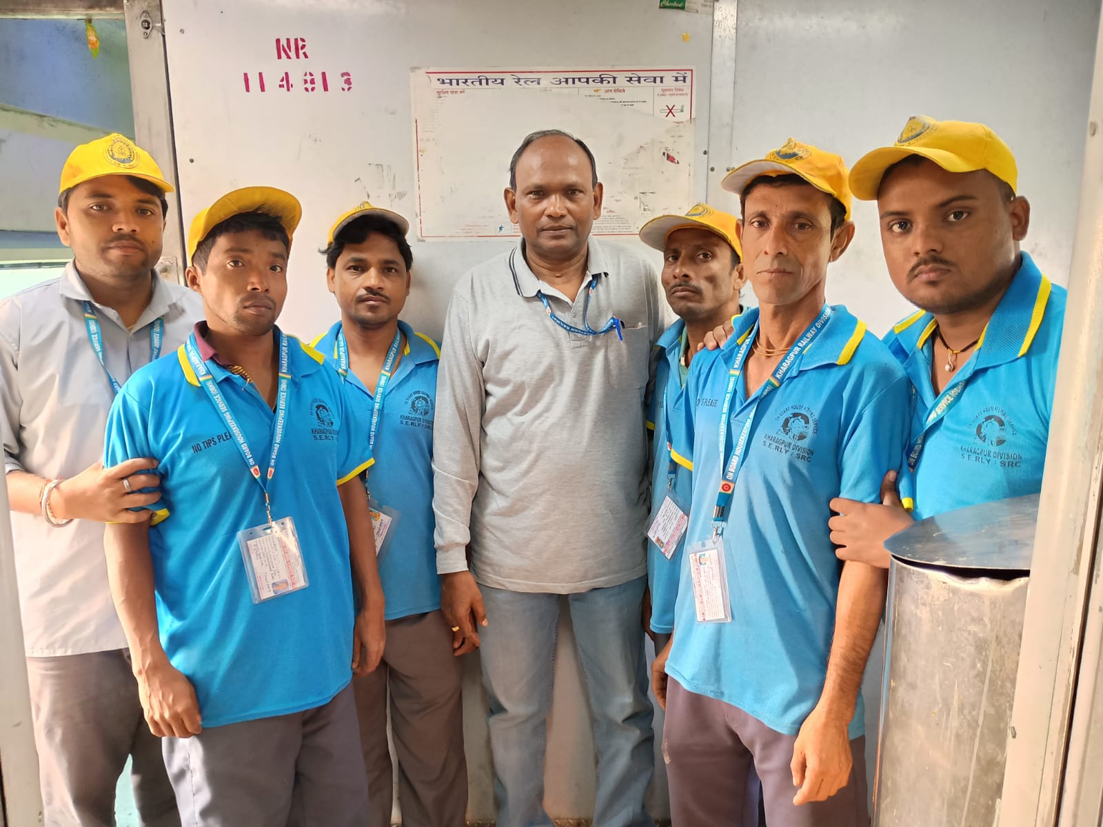 ट्रेनों में स्वच्छता जांच के दौरान निरीक्षण ट्रेनों में स्वच्छता जांच के दौरान निरीक्षण