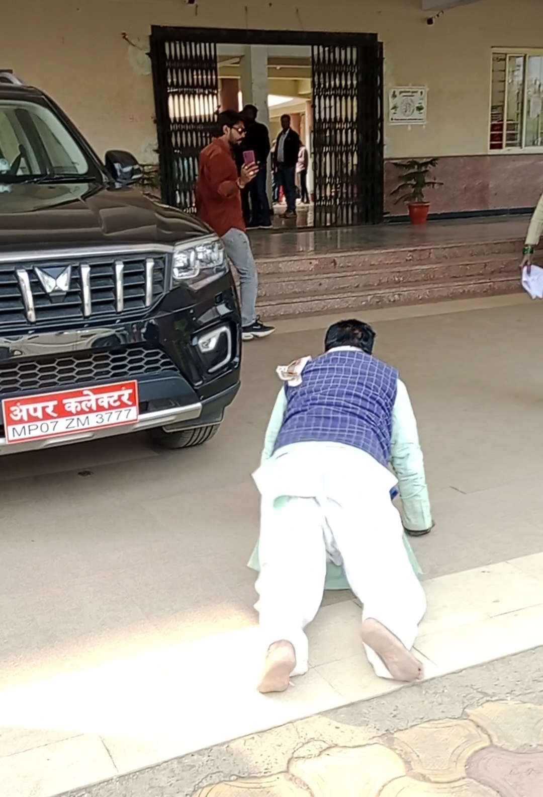 अशोकनगर: पैड भर हाथों में नारियाल लेकर अपनी फरियाद लेकर जन सुनवाई में पहुंचा शख्स