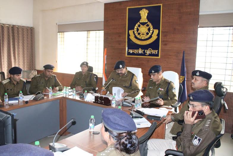 आईजी ने  पुलिस कंट्रोल रूम मंदसौर पर ली अपराध समीक्षा बैठक,