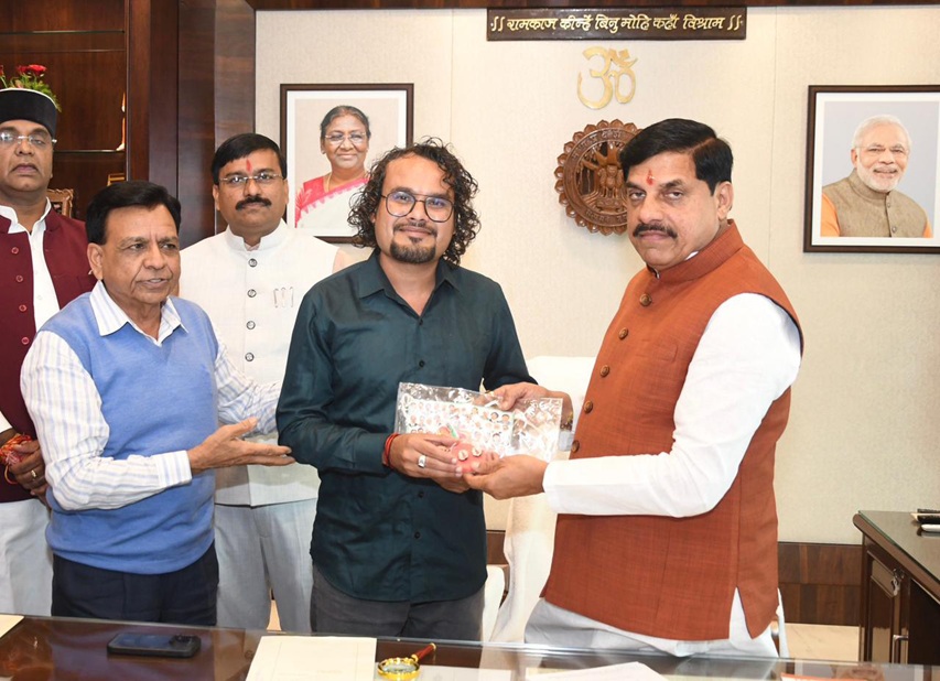 मुख्यमंत्री डॉ. मोहन यादव को नीमच के राहुल लोहार ने कीं दुर्लभ कलाकृतियां भेंट मुख्यमंत्री डॉ. मोहन यादव को नीमच के राहुल लोहार ने कीं दुर्लभ कलाकृतियां भेंट