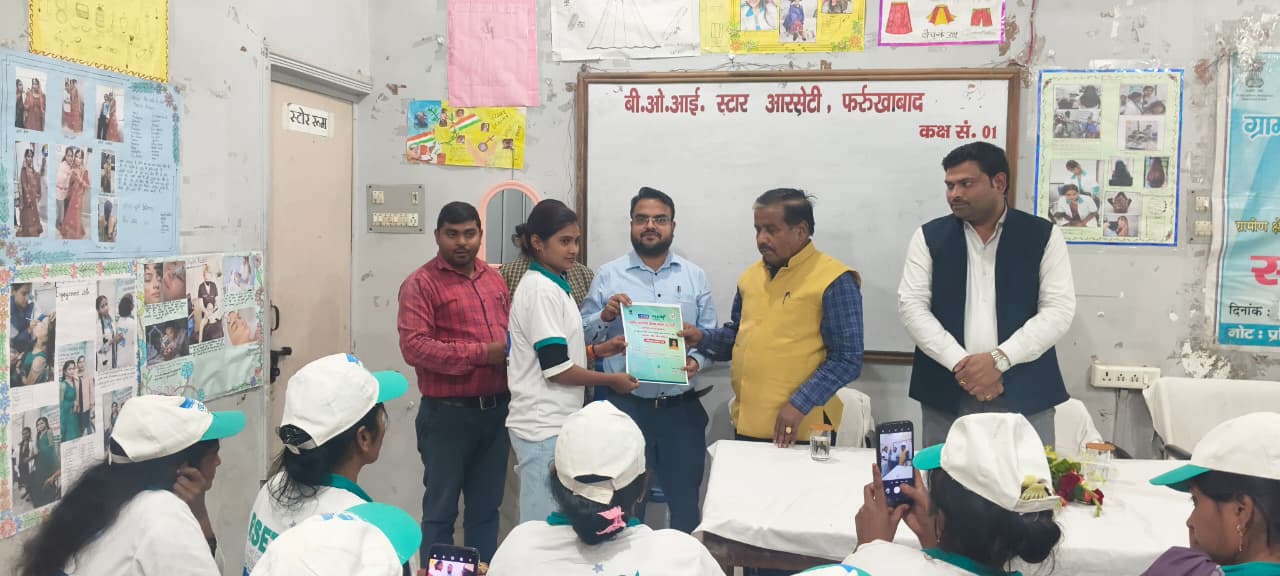 फर्रुखाबाद में महिलाओं को प्रमाण पत्र दे रहे विधायक नागेंद्र सिंह राठौर