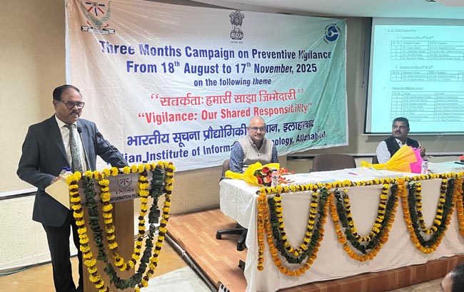 सम्बोधित करते न्यायमूर्ति