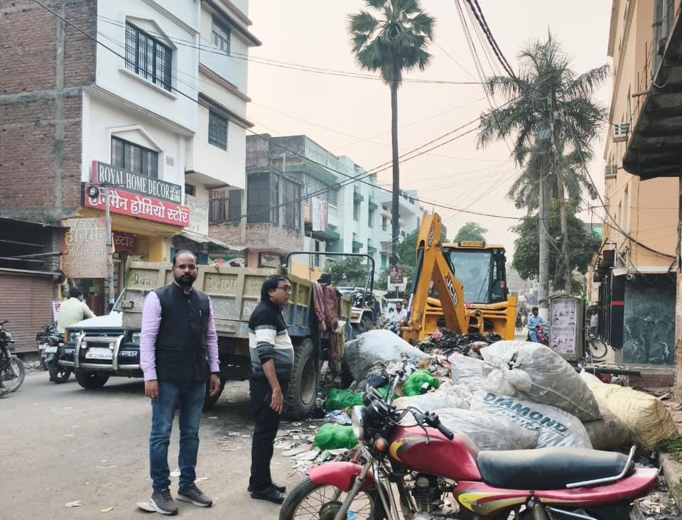 सफाई कराते एडीएम त्रिभुवन व ईओ नगर पालिका सुभाष कुमार