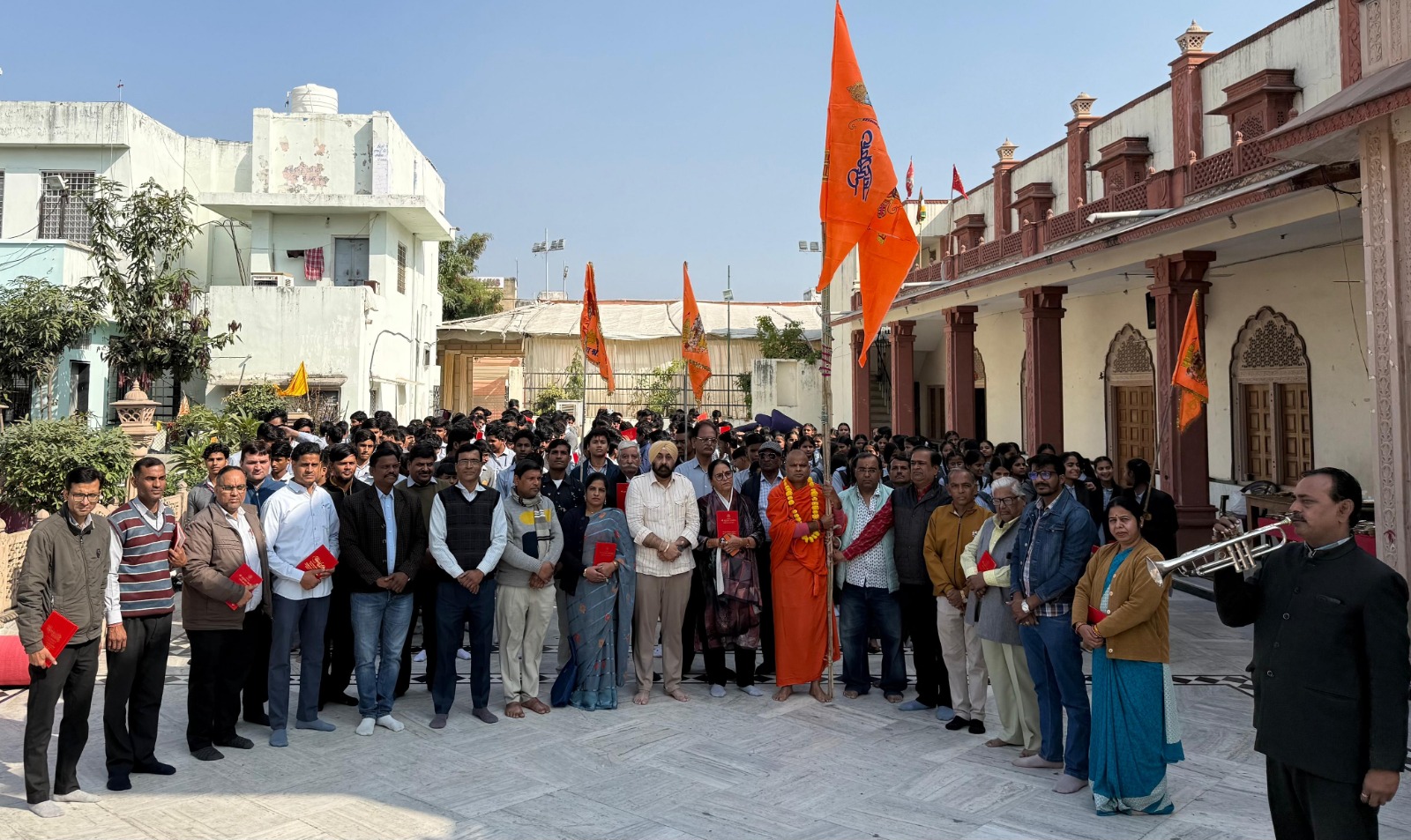 अयोध्या की तर्ज पर छोटी काशी जयपुर में मंदिर–मंदिर फहराई गई धर्म ध्वजा