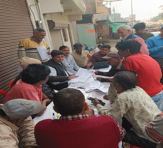 नैनी के चकदौंदी पहुंचे सांसद उज्जवल रमण का छाया चित्र