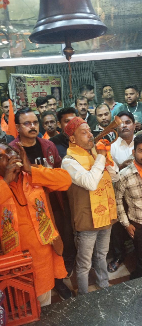 शिखर ध्वजारोहण उत्सव के उपलक्ष्य में प्राचीन हनुमान मंदिर मंडी चौक में पूजा अर्चना करते राष्ट्रीय पुजारी परिषद के पदाधिकारी।