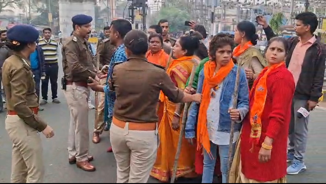 पुलिस कंट्रोल रूम के सामने दो संगठन टकराये, मारपीट का आरोप पुलिस कंट्रोल रूम के सामने दो संगठन टकराये, मारपीट का आरोप