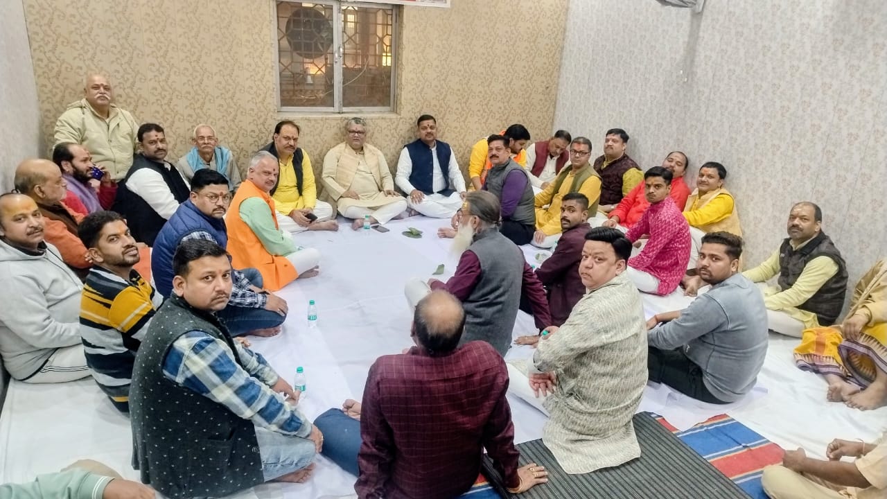 मंदिर परिसर स्थित कार्यालय में बैठक करते पारीवाल और कार्यकारिणी सदस्य।