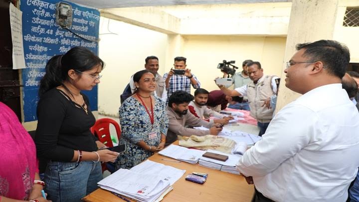 बूथ लेवल अधिकारी नीलू गौड़ से कलेक्टर ने की मुलाकात