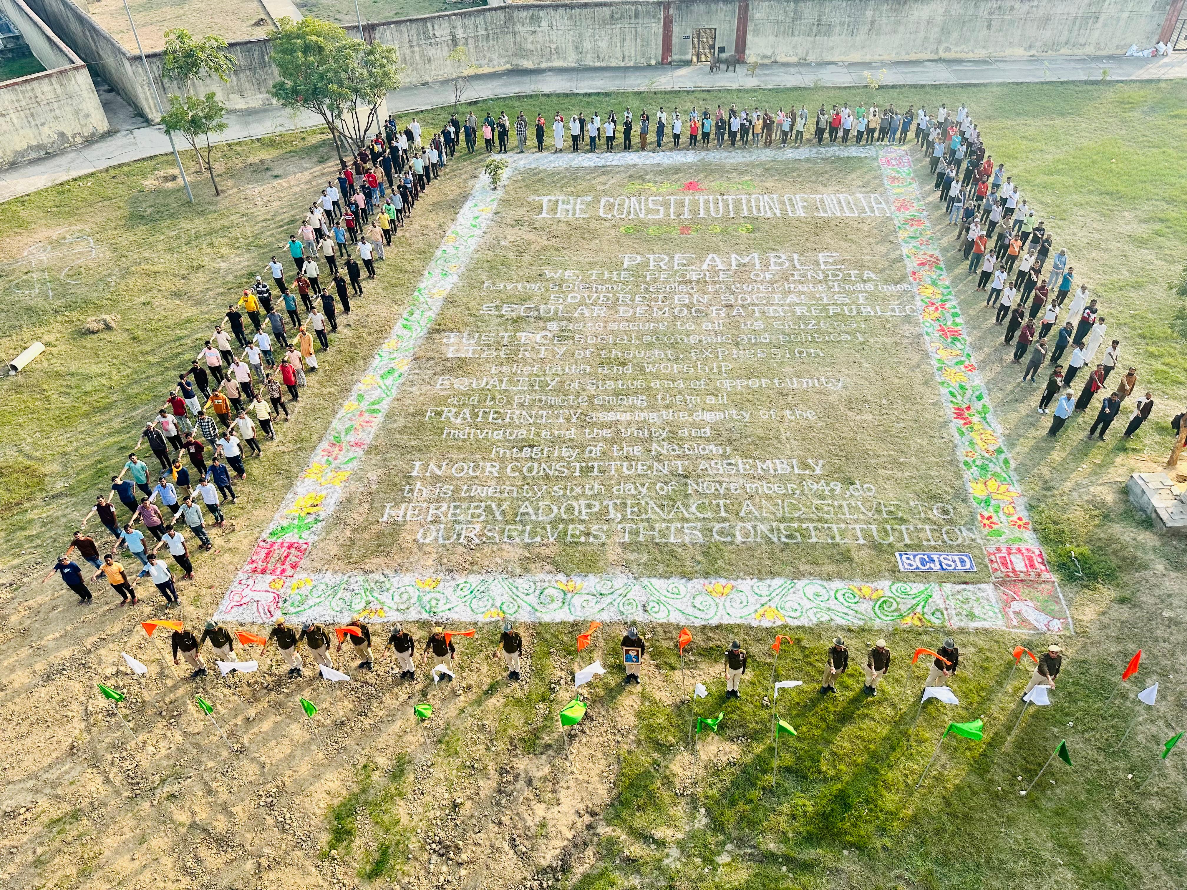 जेल की दीवारों में गूंजा हम भारत के लोग: दौसा की श्यालावास जेल में कैदियों ने बनाई संविधान की विशाल रंगोली