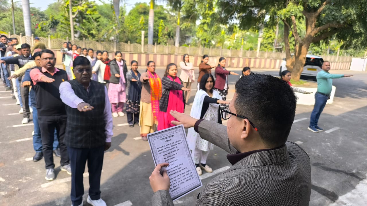कलेक्टर हर्षल पंचोली भारत के संविधान की उद्देशिका का वाचन करते हुए