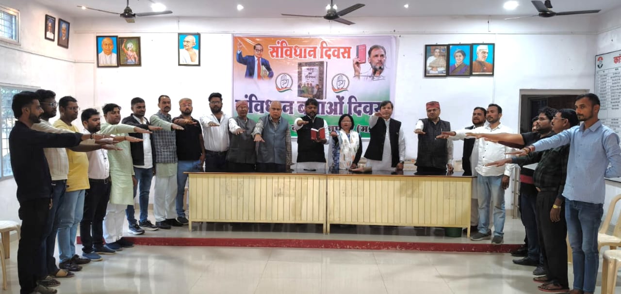 शपथ लेते कांग्रेस जन