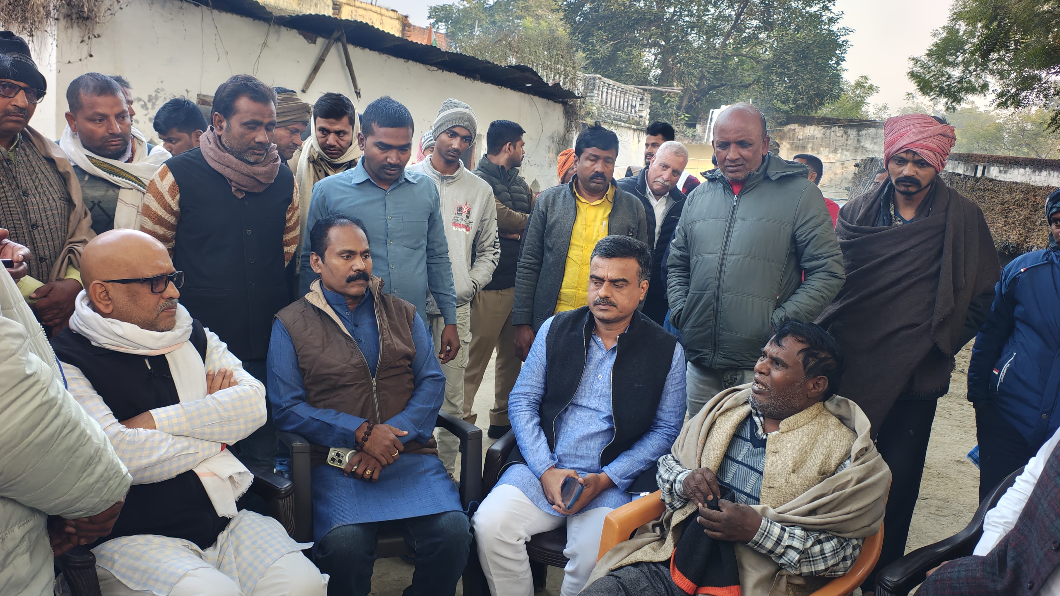 बिपिन यादव के परिजनों से बात करते हुए प्रदेश अध्यक्ष अजय राय