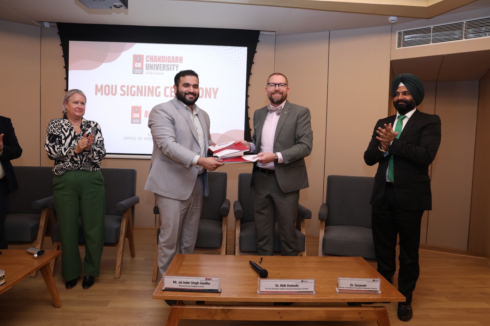 चंडीगढ़ यूनिवर्सिटी उत्तर प्रदेश और यूनिवर्सिटी ऑफ़ न्यूकैसल, ऑस्ट्रेलिया के प्रतिनिधियों का छायाचित्र