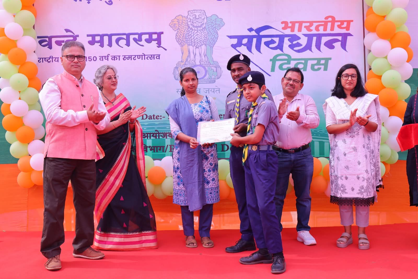 खड़गपुर स्टेशन पर संविधान दिवस और वंदे मातरम् के 150 वर्ष का आयोजन खड़गपुर स्टेशन पर संविधान दिवस और वंदे मातरम् के 150 वर्ष का आयोजन