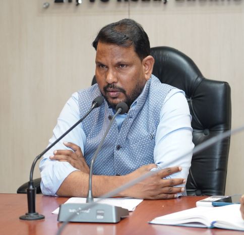 समीक्षा बैठक करते जीएस प्रियदर्शी