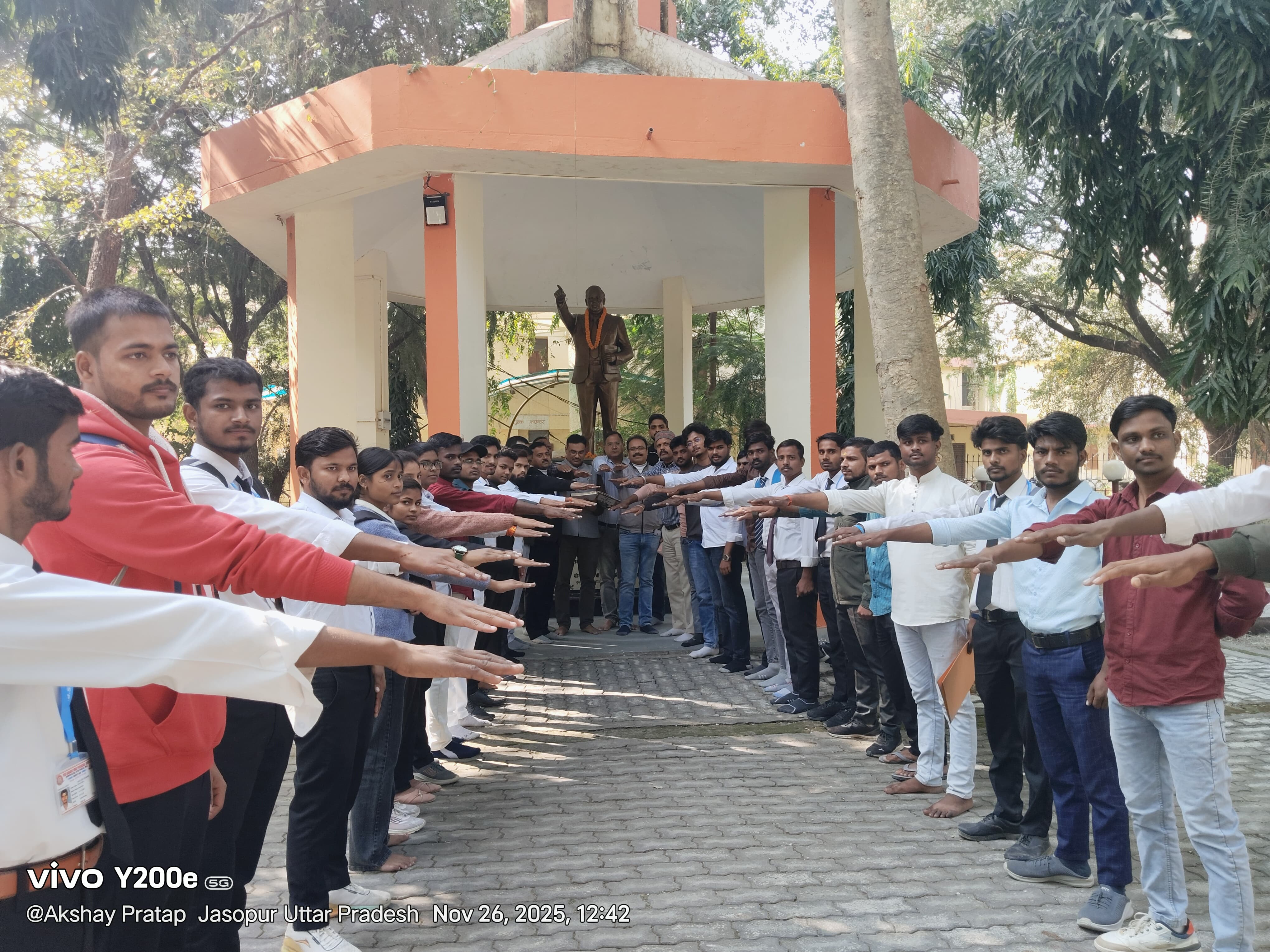 संविधान की शपथ लेते हुए छात्र छात्राएं