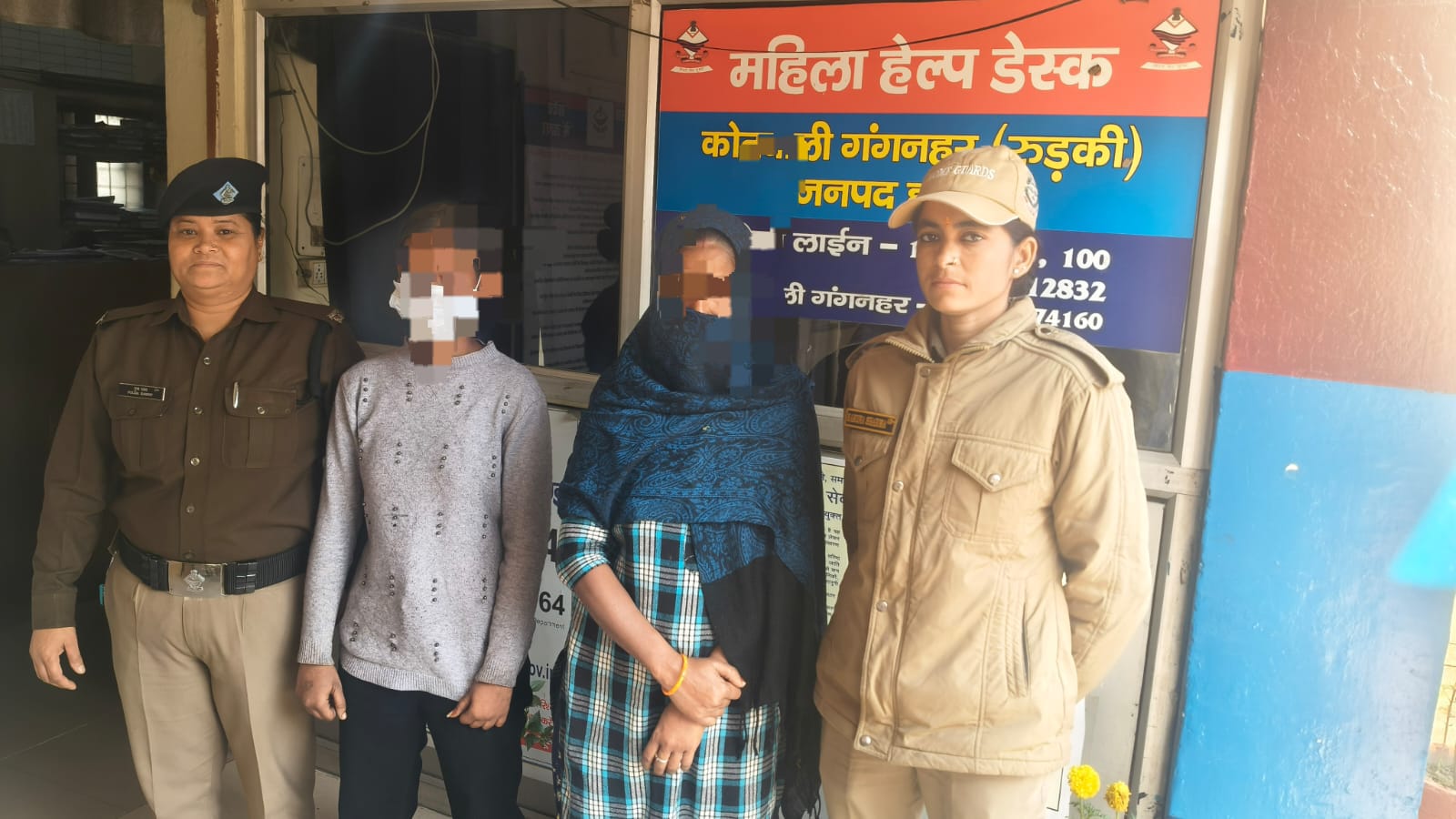 किशोरी को परिजनों को सौंपते