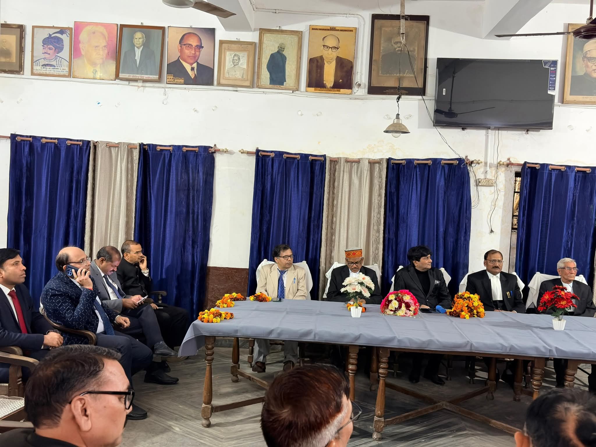 संविधान दिवस पर आयोजित गोष्ठी में मौजूद जिला जज