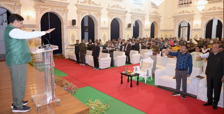 संवैधानिक कर्तव्यों की शपथ लेते राजभवन के कर्मचारी