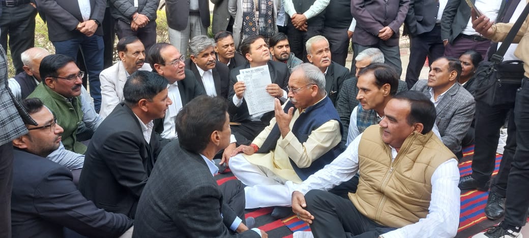 अधिवक्ताओ को अपने बीच लेकर बैठे अधिवक्ता