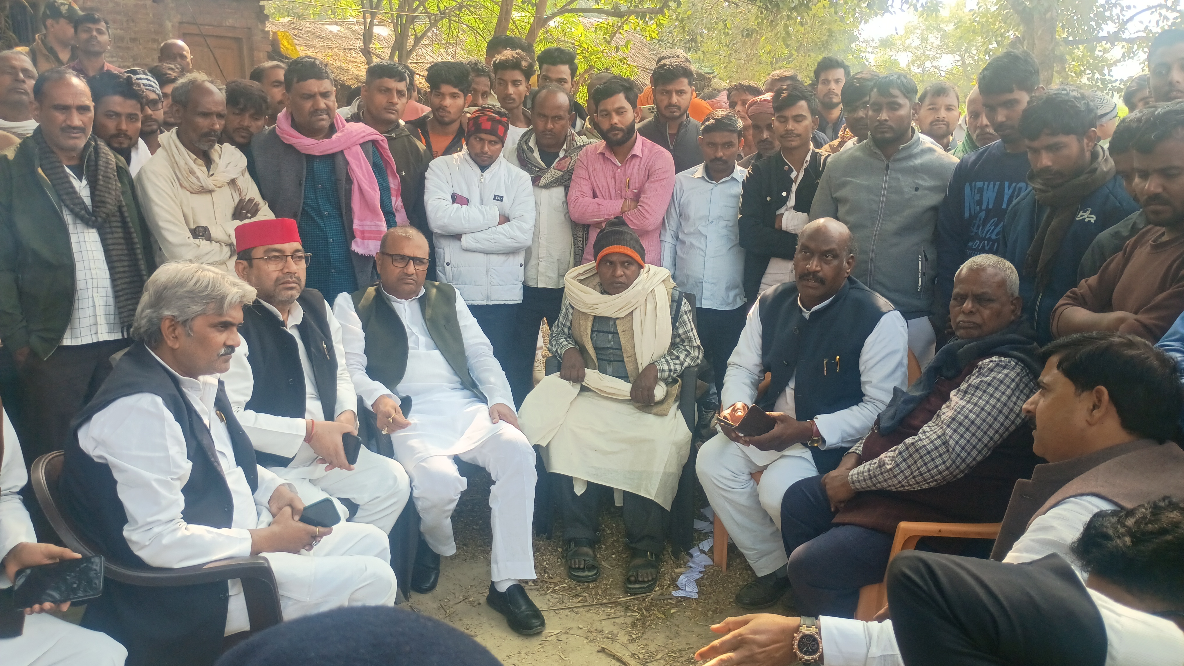 मृतक के बच्चे और पिता को सांत्वना देते सपा के पूर्व मंत्री शैलेंद्र यादव ललई