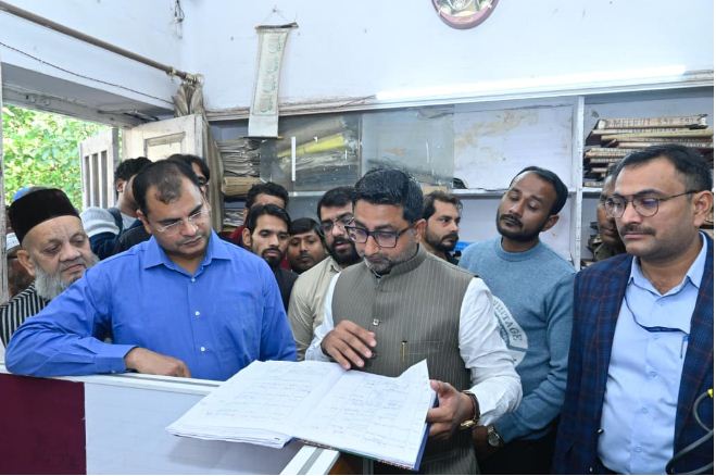 वक्फ बोर्ड कार्यालय में औचक निरीक्षण करते मंत्री दानिश आजाद अंसारी