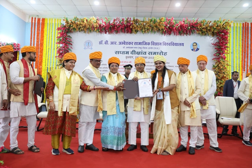 राज्यपाल मंगुभाई पटेल ने दीक्षांत समारोह में विद्यार्थियों को उपाधि प्रदान की राज्यपाल मंगुभाई पटेल ने दीक्षांत समारोह में विद्यार्थियों को उपाधि प्रदान की