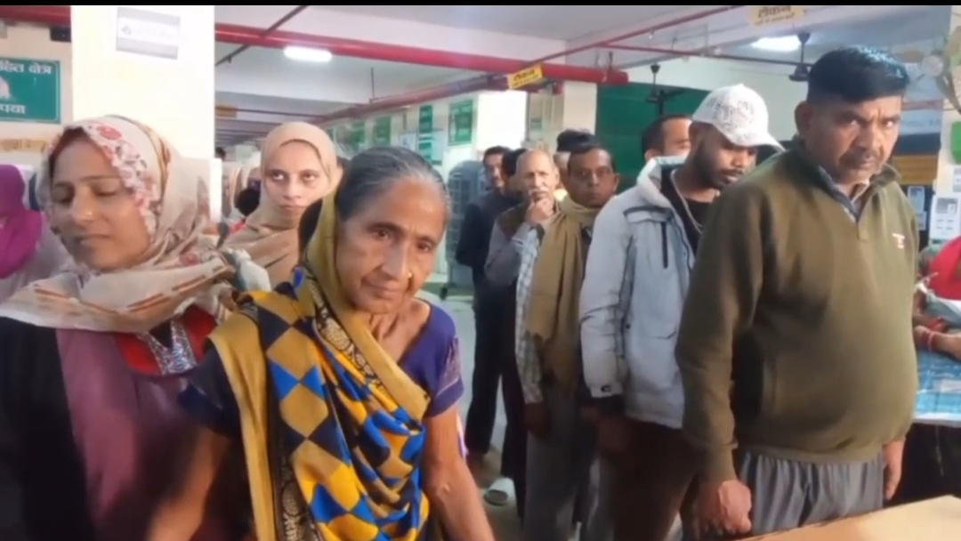 पर्चा बनवाने की लाइनों में लगे मरीजों का छायाचित्र