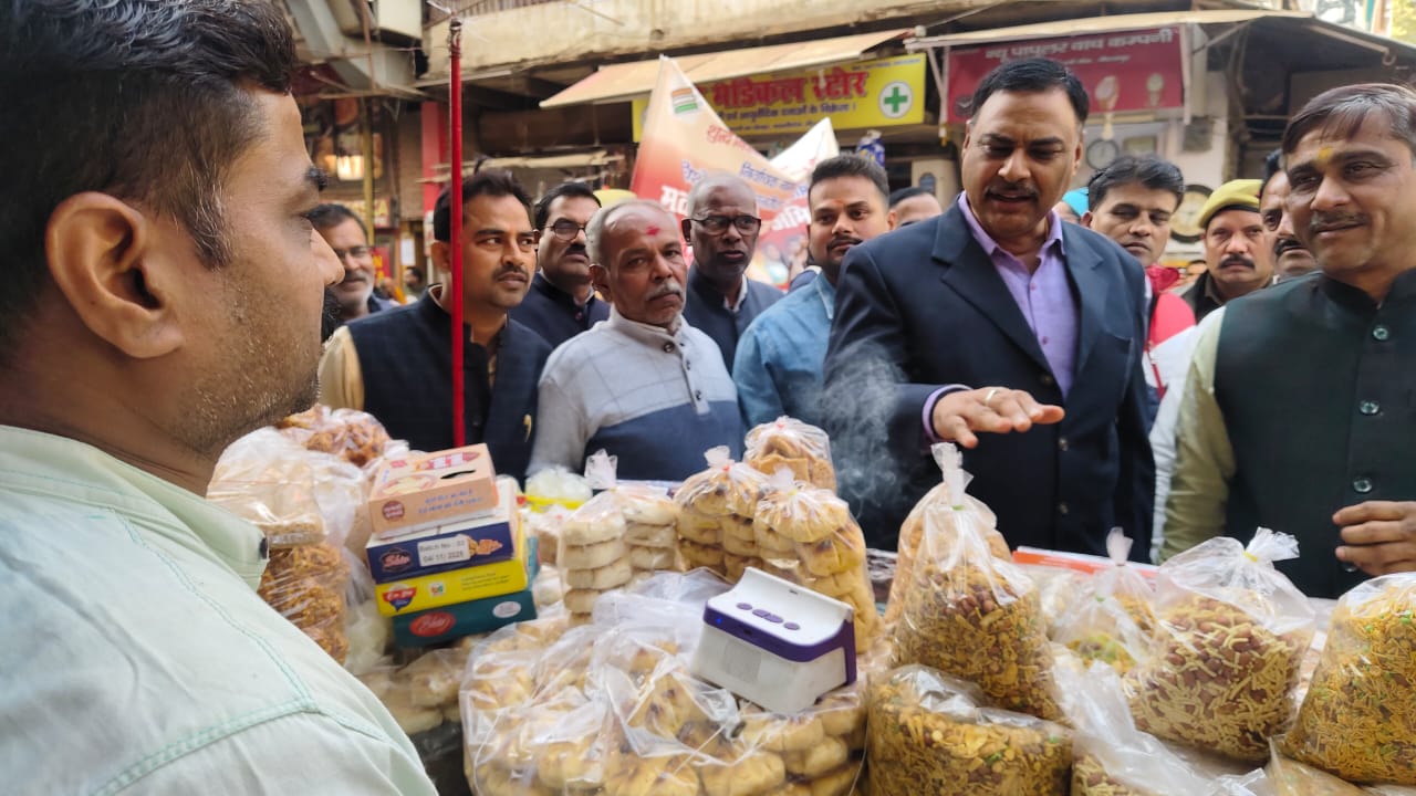 दुकानदारों को एसआईआर की जानकारी देते डीएम पवन कुमार गंगवार