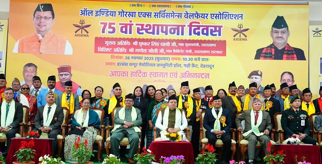 संविधान दिवस कार्यक्रम में मुख्यमंत्री पुष्कर सिंह धामी सहित अन्य।