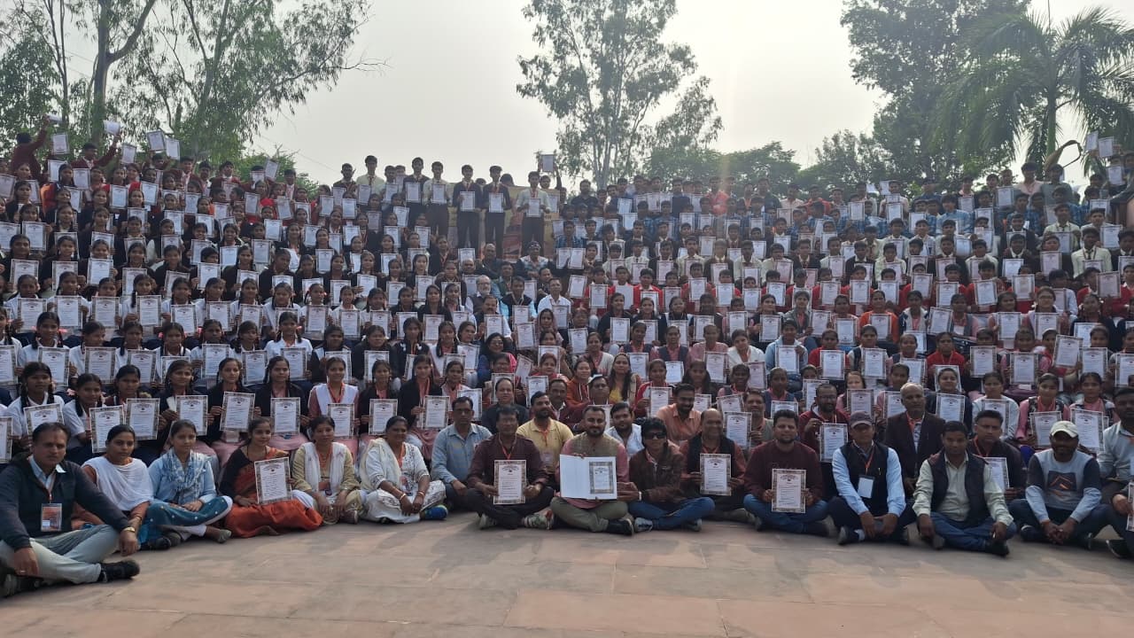 दमोह-संविधान सभा के सदस्य बने दमोह बच्चे कलेक्टर कोचर ने दी सभी को शुभकामनायें