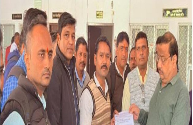 कलेक्ट्रेट में नगर मजिस्ट्रेट को ज्ञापन देते मेडिकल एंड सेल्स रिप्रेजेंटिव कलेक्ट्रेट में नगर मजिस्ट्रेट को ज्ञापन देते मेडिकल एंड सेल्स रिप्रेजेंटिव